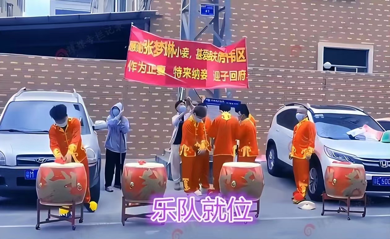 震惊，女子拉横幅迎接丈夫私生子回家，网友直呼原配格局真大！
张某某和王女士是广东
