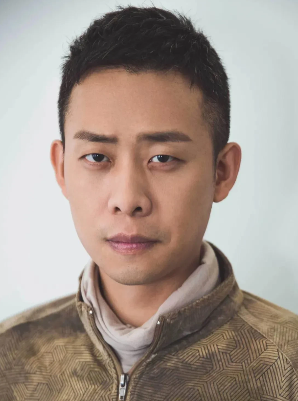 演员张译，突然冲上热搜！

11月30日，张译在南极工作时，由于行程并未公开，只
