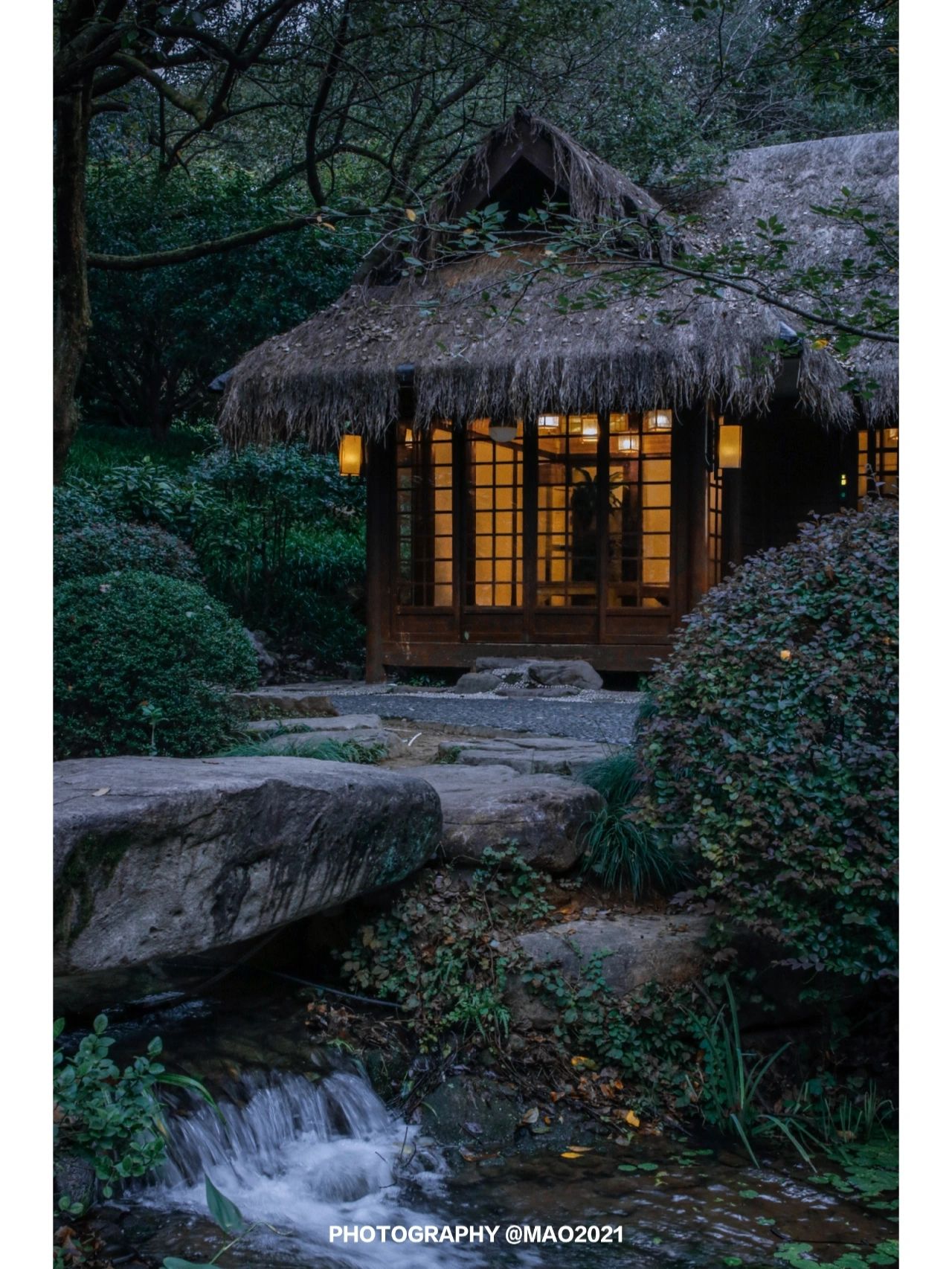 杭州隐于山水间日式茅草屋恍如桃花源
