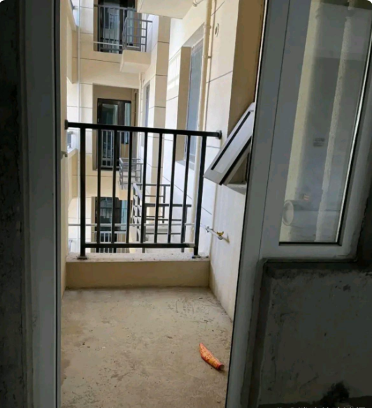 拿房了，在厨房这里，竟然多了一个外部空间，右边是卫生间的墙，是不是得偷笑一下！
