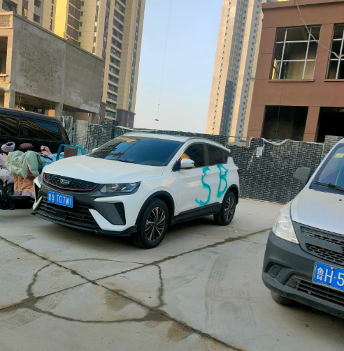 大早上刚出门看到门口有几辆武警车，因为早上带孩子着急去上学也没在在意，直接去停车