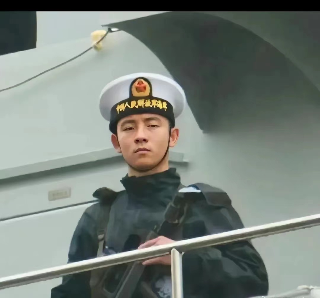 帝国的蔑视，审视日本就该这个眼神。
2019年中国海军访问日本，日本举国欢腾。都
