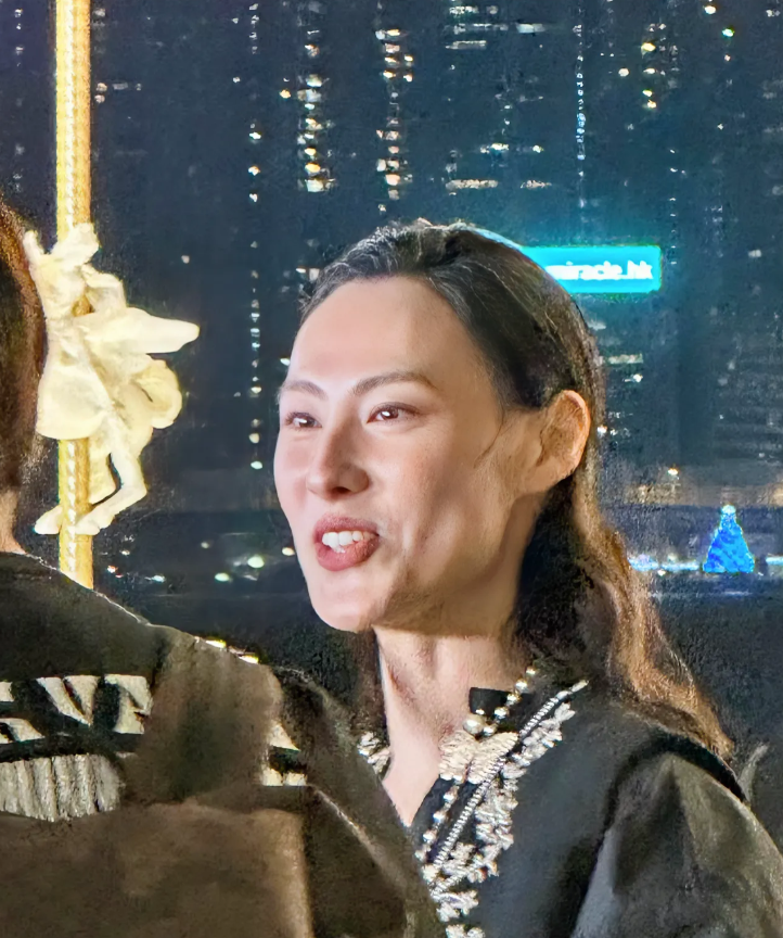 香港Dior圣诞活动偶遇梁洛施，不太能Get到她的美，脸太长了，长相太硬朗了，有