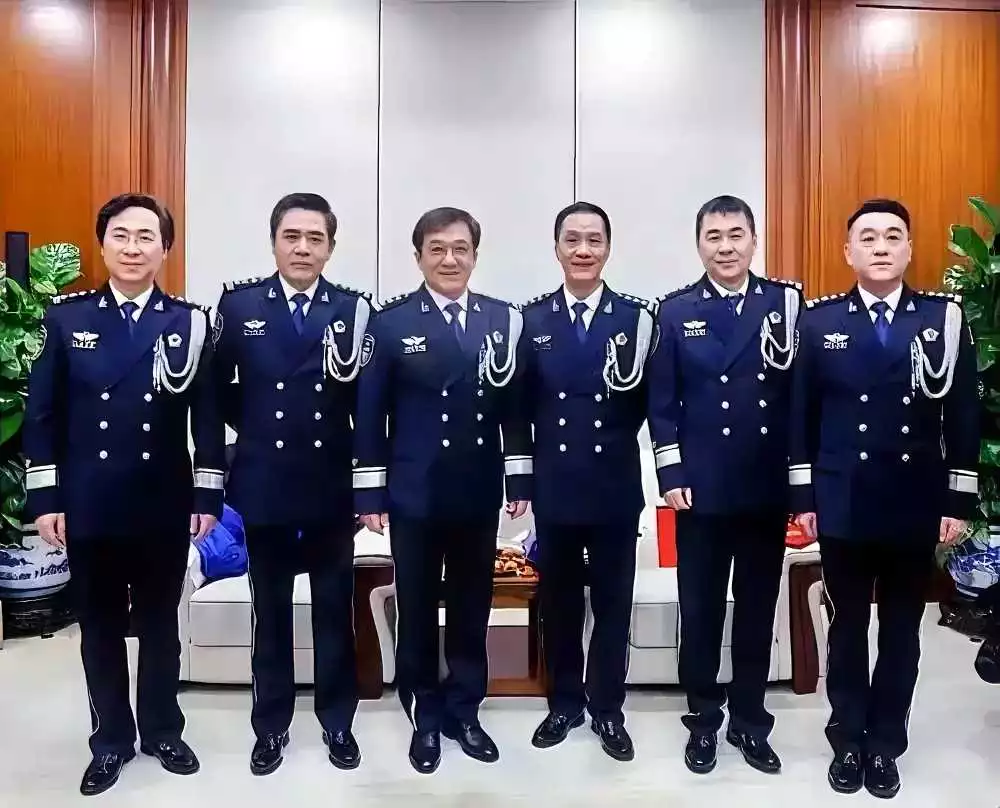 这六位演员中，最像公安局长的当属陈宝国