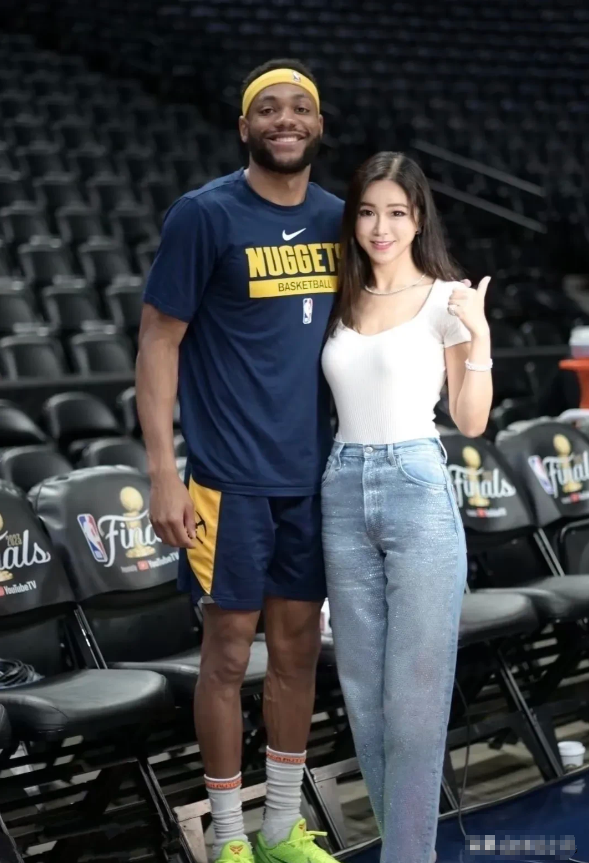 周玲安与NBA球星合影，身材真好，长相漂亮，气质满分，看他俩的合照，有句话说得好