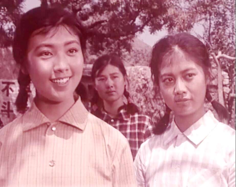 老照片上，左边这位女演员，长得真漂亮。
是那种天然的、淳朴的、不加任何修饰的美丽
