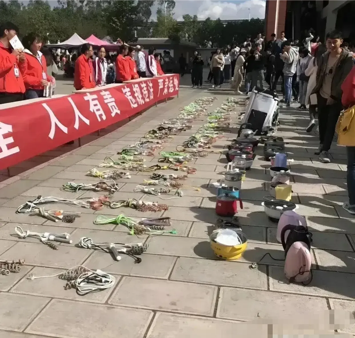 学校突击查宿的结果，令人瞩目惊心！但学校不应以此为荣，而是以此为辱。首先反思学校