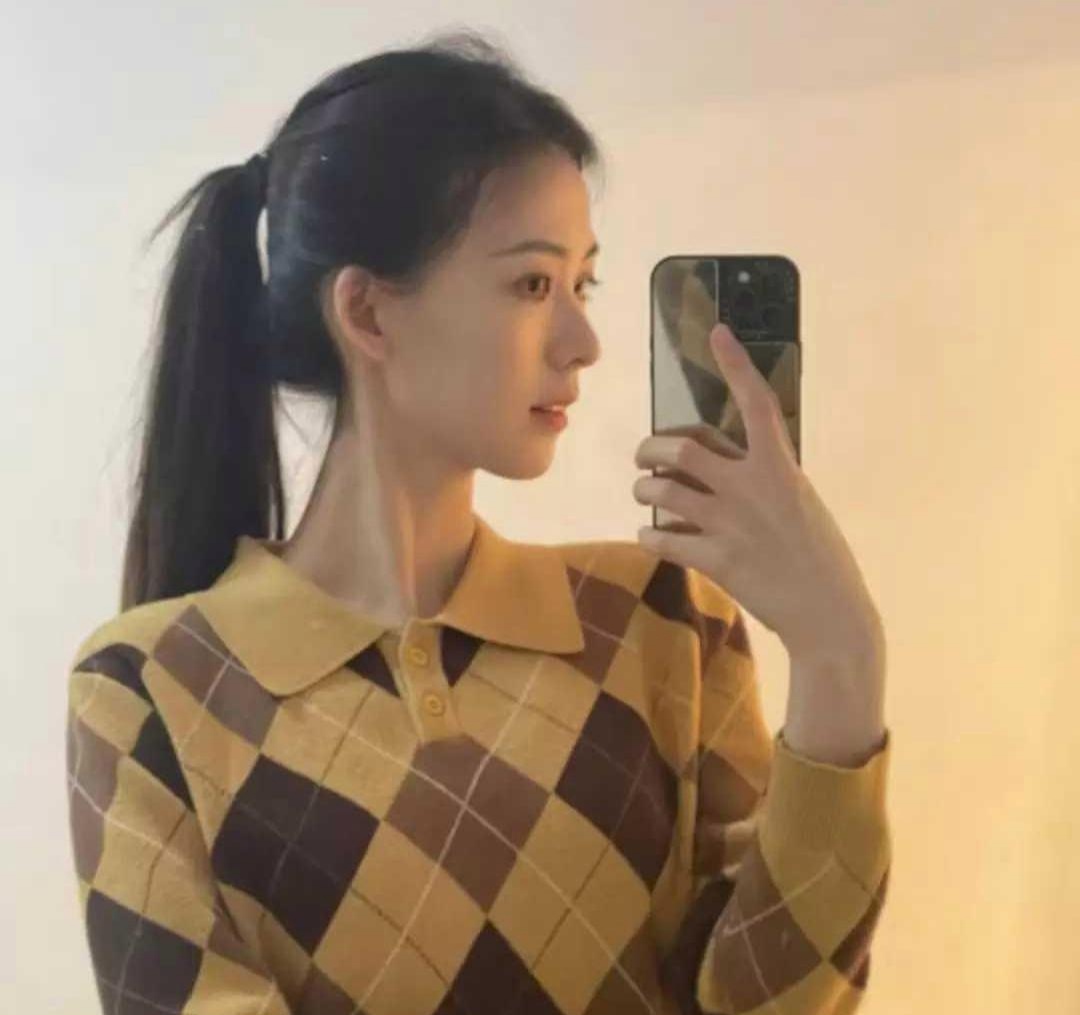 头发放下来，更显女性的温柔妩媚，侧颜似乎更美啦
