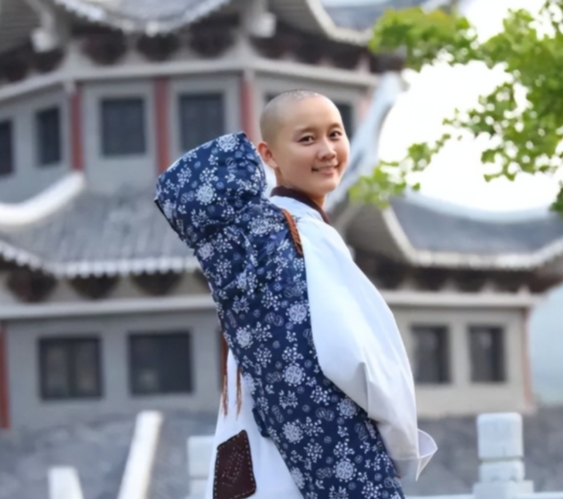 15年前，山东一名年仅19岁的大学生不约而同梦见了佛祖。梦中，佛祖告诉她：“你是