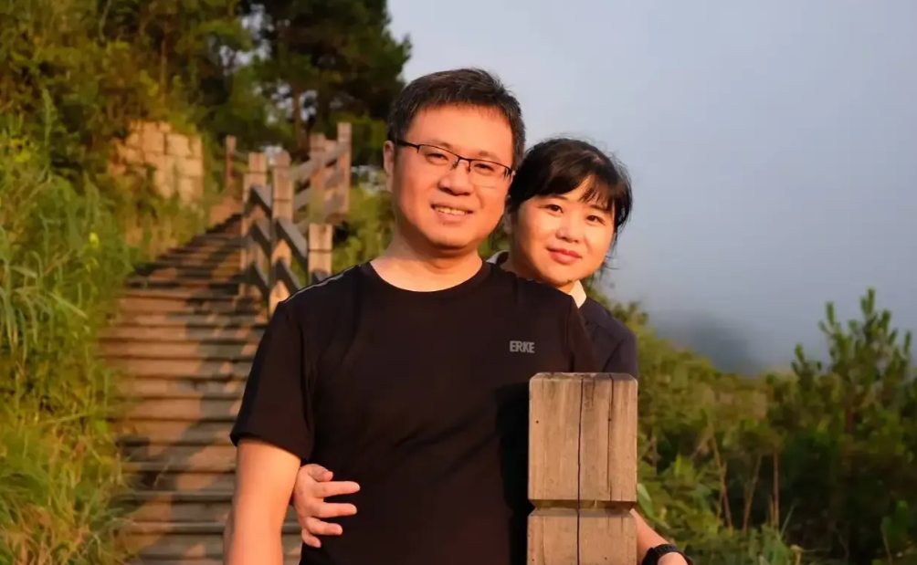 我和老公属于踏实肯干。我们俩无不良嗜好。比如赌博这些。

他负责努力赚钱，我负责