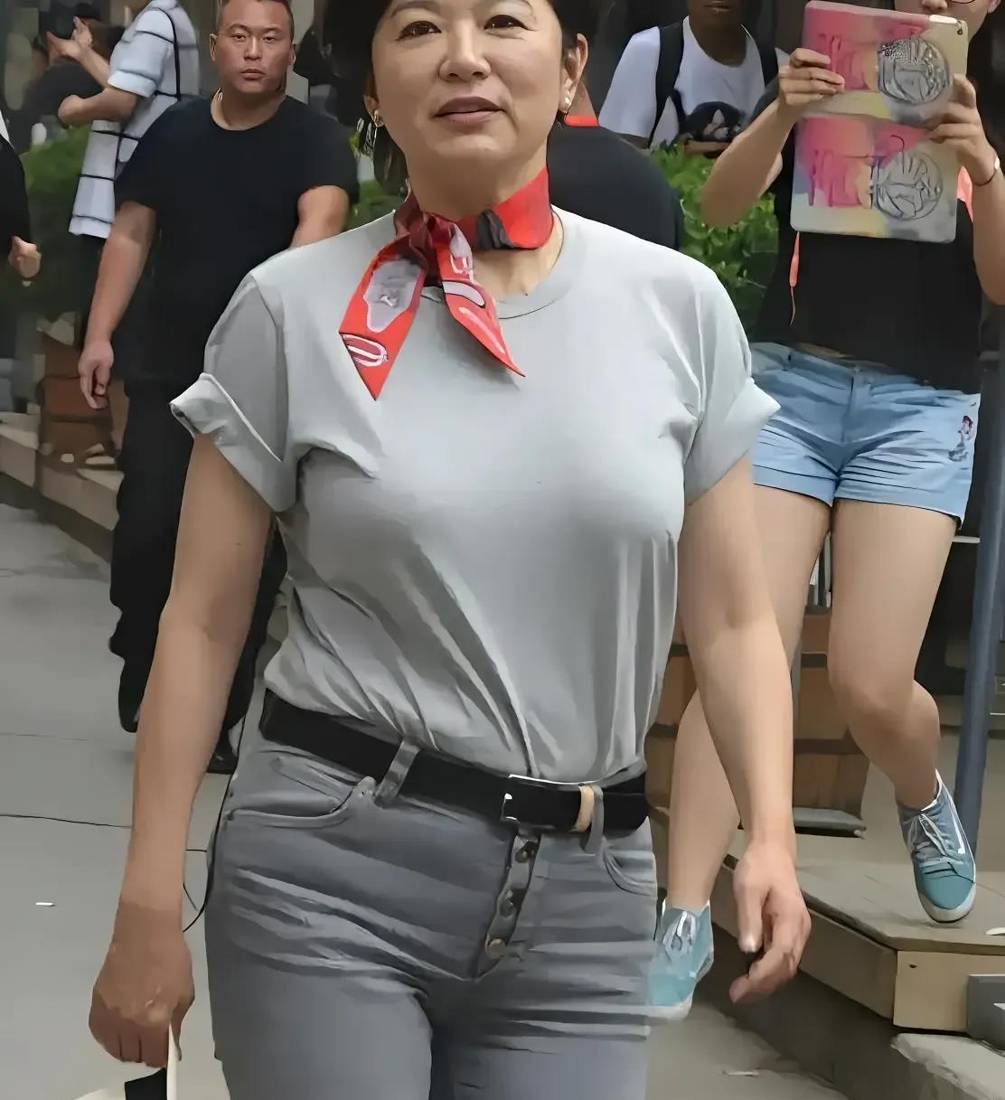 林青霞身材臃肿发福，加上穿衣随便，一件普通的T恤硬塞进牛仔裤里，水桶腰就更突显了
