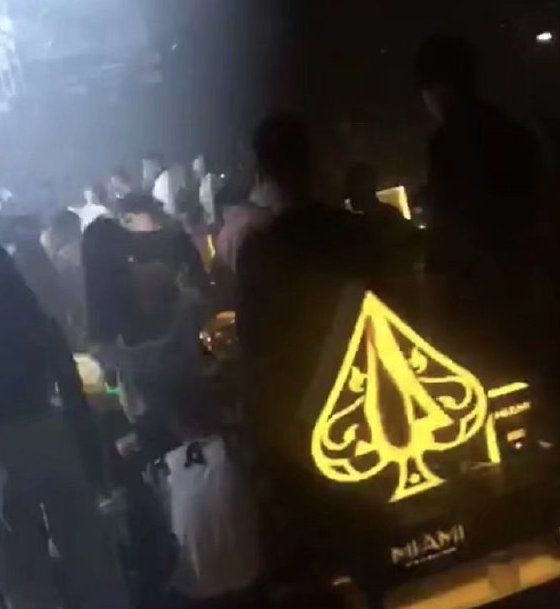 酒吧里，一男一女聊的火热。
要散场的时候，男人对女人说：“我送你回去吧！”女人沉