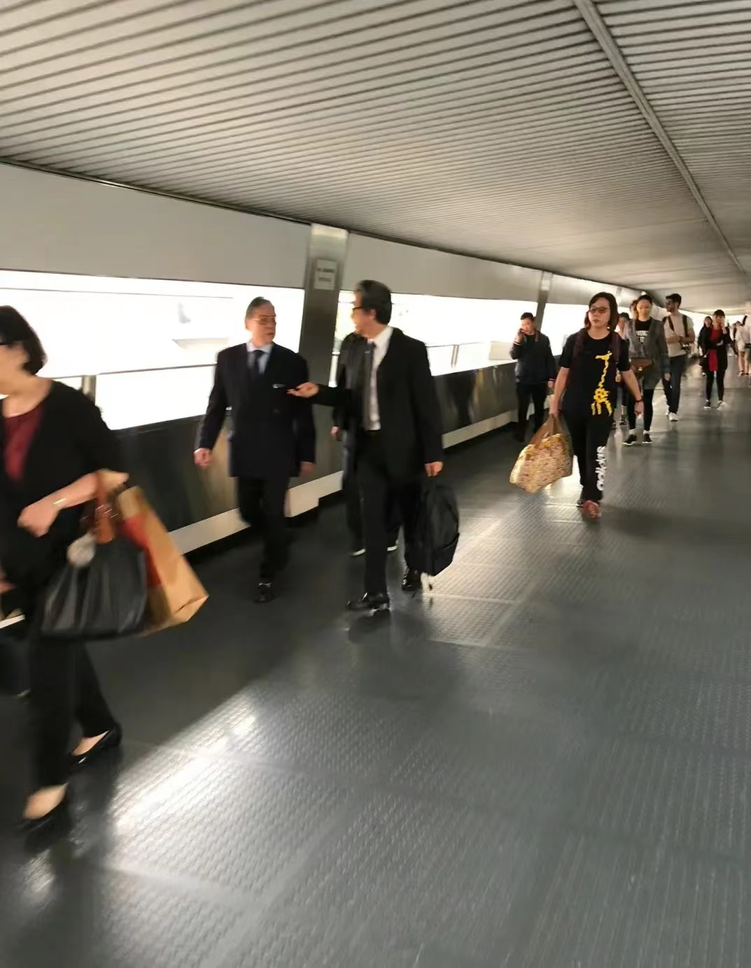霍家是真不需要保镖啊！

同为香港千亿富豪，李嘉诚出门要带20个保镖，霍家人却敢
