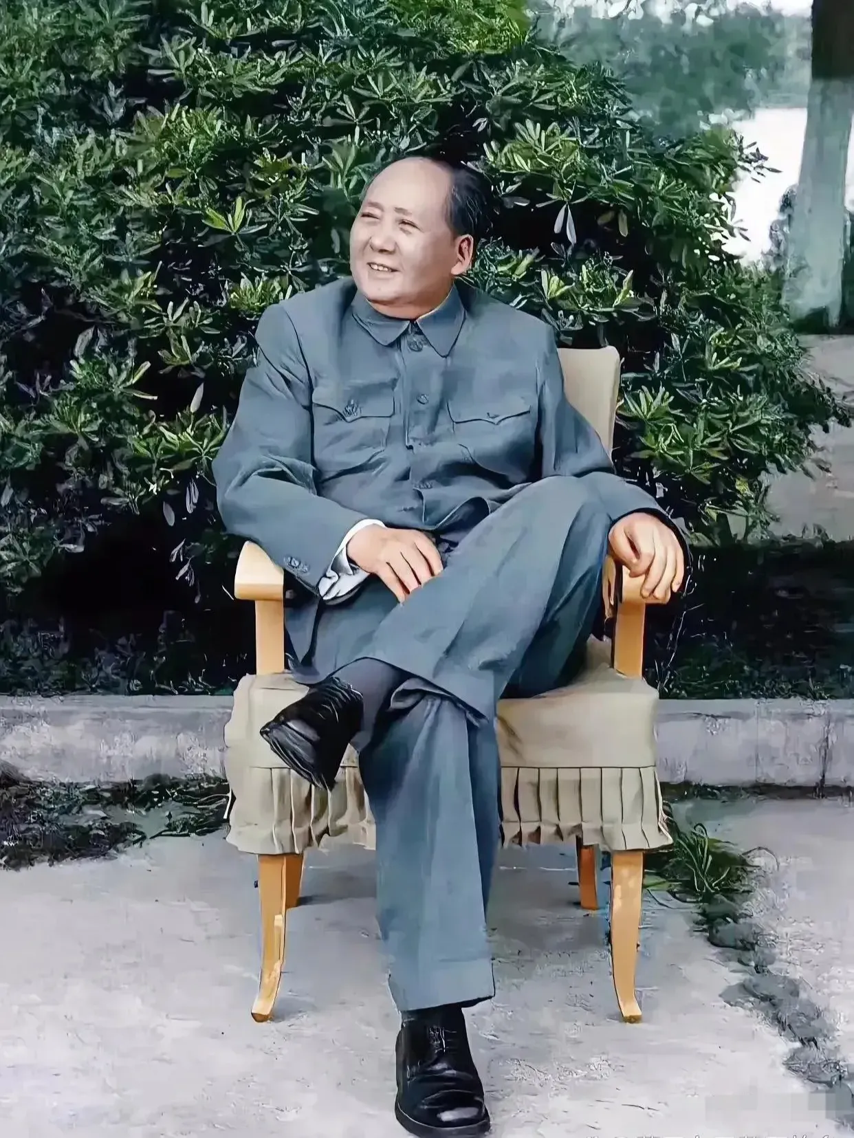 毛主席的警卫回忆，有关部门曾经给伟人做了件防弹衣，不料，毛主席根本就不穿。

那