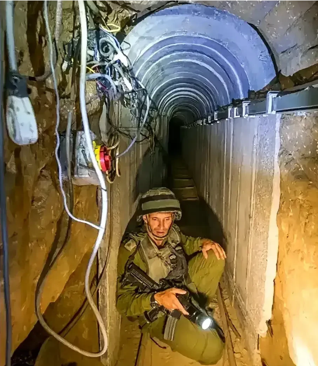 哈马斯地道的真实图片，里面有水泥支板，而且通电，确实费尽心机。

自2007年掌