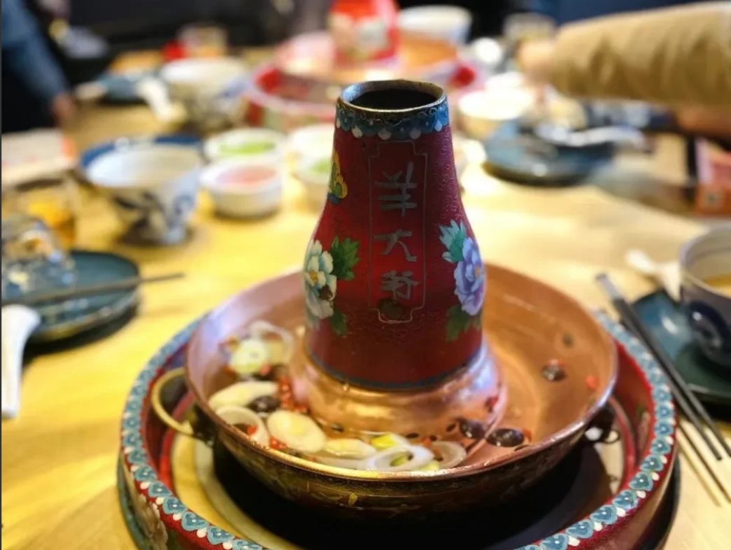 昨晚我拒绝了两个饭局。第一个饭局是我同学打来的电话，那会是晚上8点，她叫我过去吃