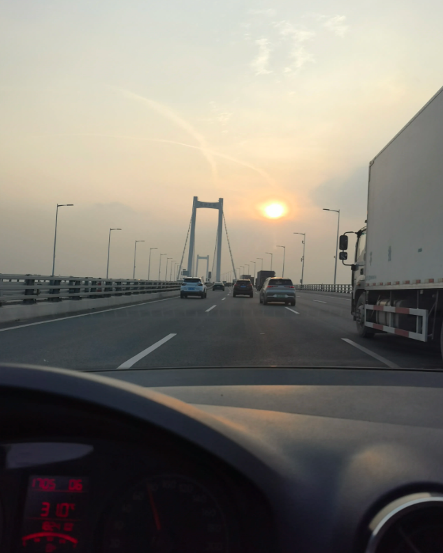 有幸去过胖东来，跟胖东来员工聊天，普通的保洁阿姨五险一金除外月薪5000左右。收