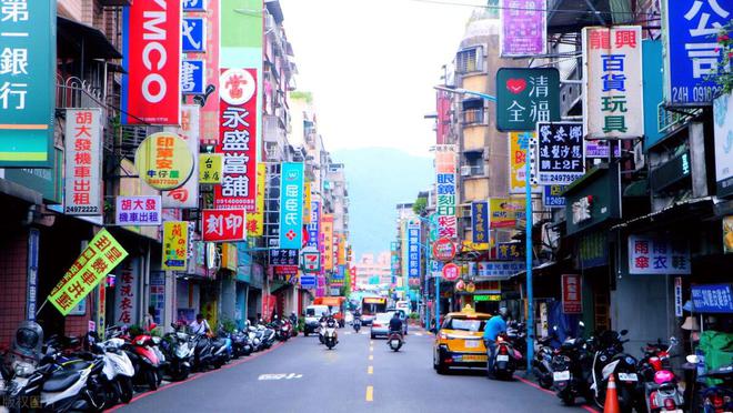 台湾地区的民众一直被民进党洗脑，以至于岛内的民众认为，不是台湾离不开大陆，而是大