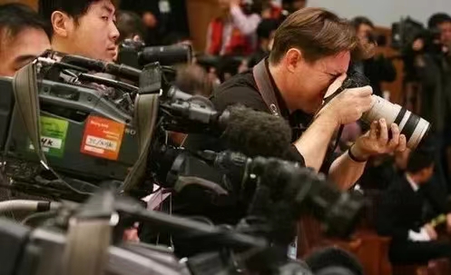 外国记者在其文章中写道：在中国，我最让我震撼的不是高楼大厦，也不是豪华便捷的高铁