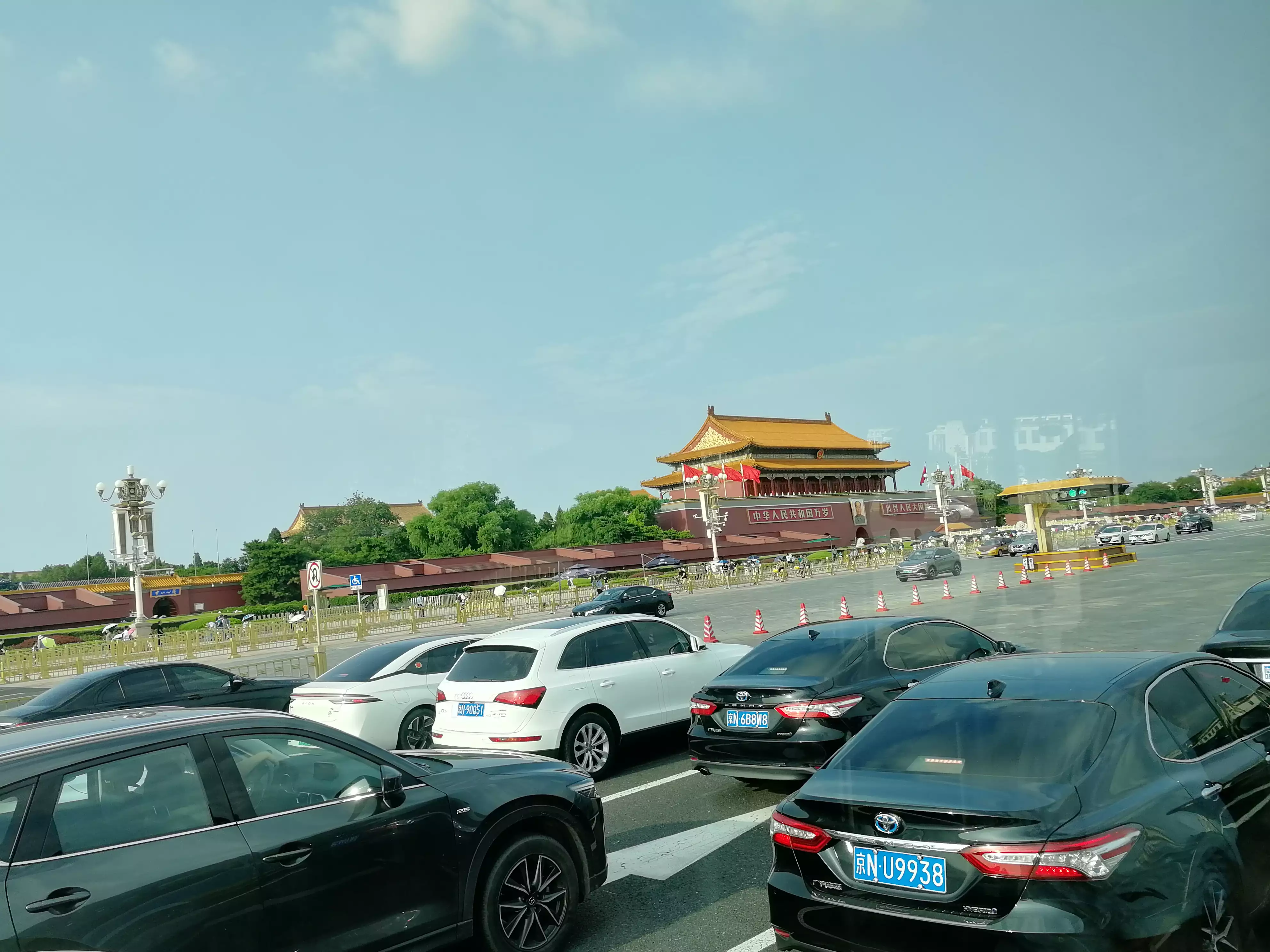 暑假带女儿去北京，因为没有预约，未能参观成天安门。
热心的保安给我们提了两个方案