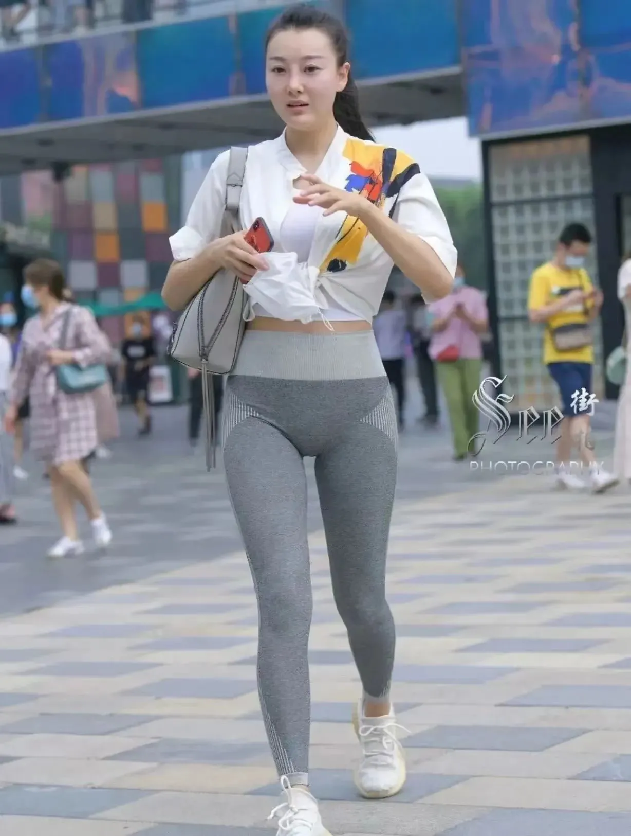 这张照片拍摄于2023年，四川省成都市春熙路附近街道上，一名穿着时尚女子的街拍照