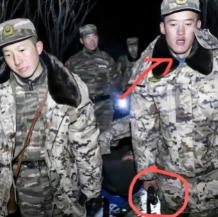 这是甘肃地震现场救援照片。 几个细节不得不引发人们的注意，官兵们脚踩着厚厚的积雪