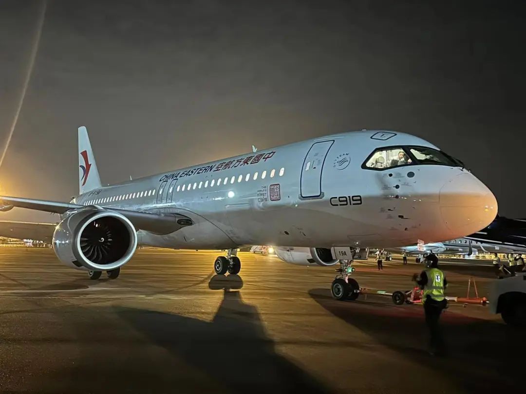 一个历史性的时刻！当地时间2月17日，中国C919大飞机首次飞出国门参加新加坡航