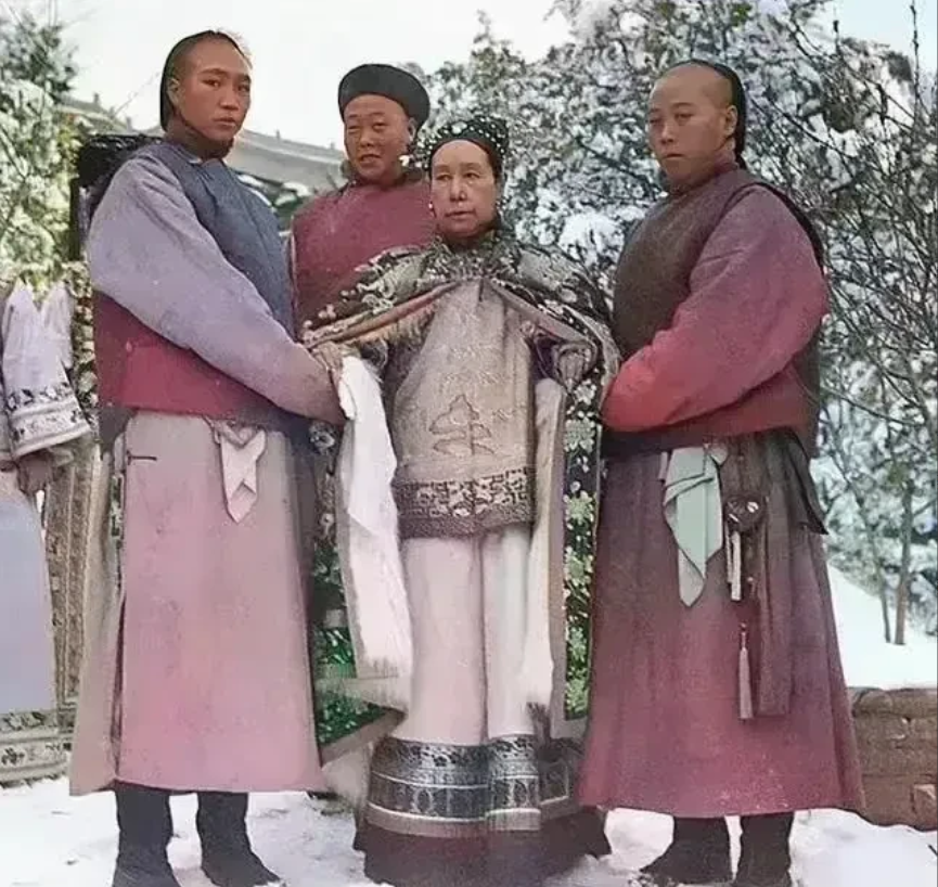 这张照片拍摄于1903年，慈禧太后在颐和园赏雪时的老照片，这可不是演员饰演的，而