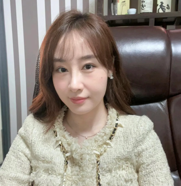 我，34 岁，单身大龄剩女一枚，看着身边的朋友都已结婚生子，其实我的心里也很着急