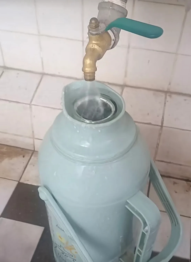 
我上大学的时候，去开水房打热水，如果两个水龙头，一个队排6个男生，一个队排了3