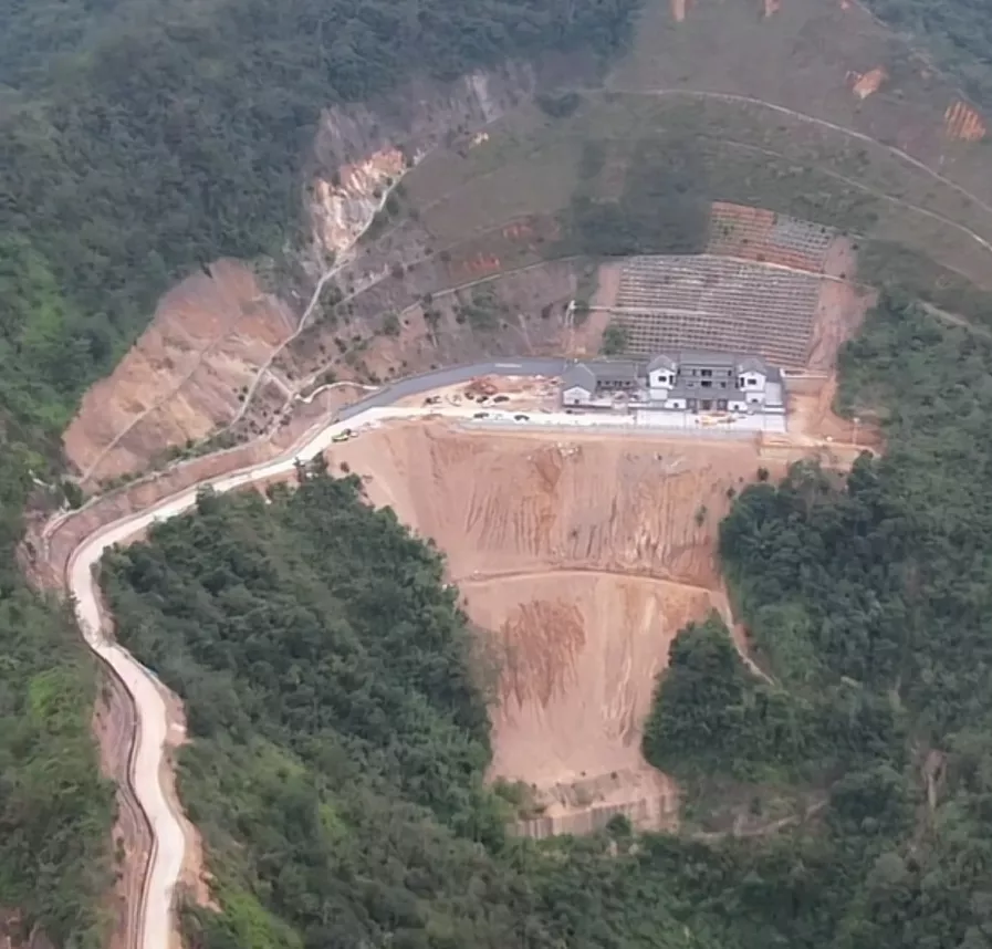 把半座山头辟开，平整，修路，建房，这就是广东土豪。这得有多强的实力，豪横得让人向