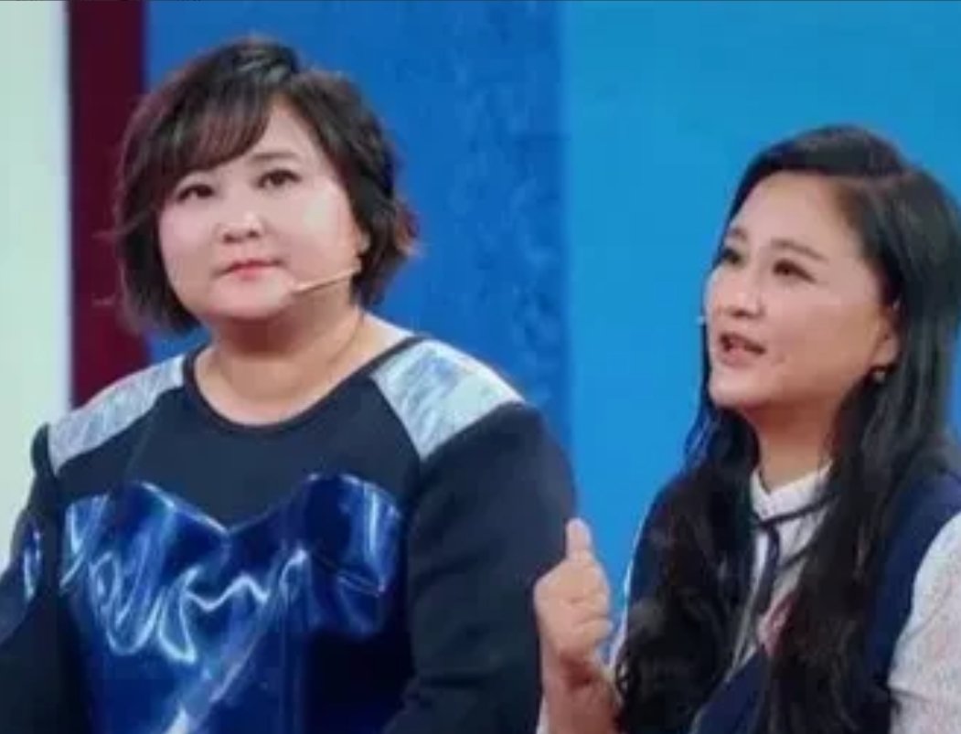 

我晕了~~

贾玲其实没有减肥，现在出现的是她的亲姐姐贾丹，而贾玲则躲在家里