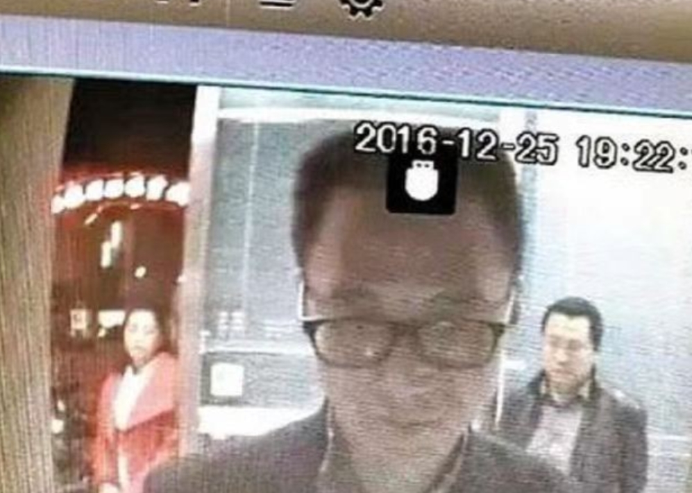1995年，广东一高干子弟杀死银行运钞员，劫走1500万现金，此后他隐姓埋名21