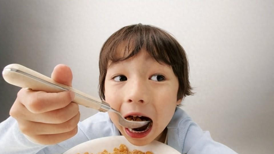 孩子常吃的4种食品，遭专家“拉黑”，不少宝妈仍在天天买