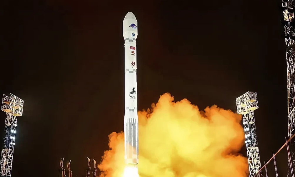 坐不住了！朝鲜使用“千里马-1”型新型卫星运载火箭成功将侦察卫星“万里镜-1”号