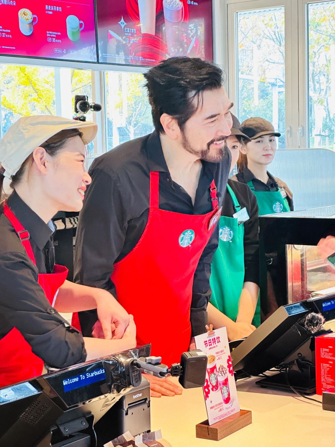 偶遇Daddy费翔
暖冬的下午，偶遇daddy费翔在做活动，真是冬天里的一把🔥