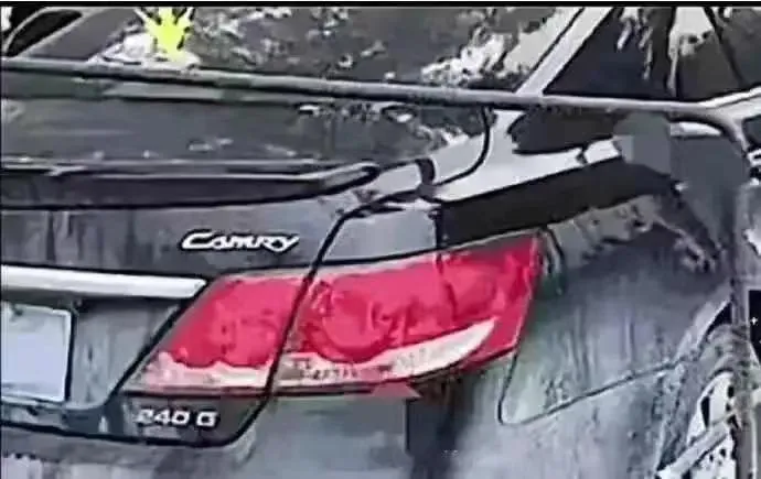 一位男子在自家车位上焊上钢筋，将乱停车辆牢牢焊死的事件引起了广泛关注。据报道，该