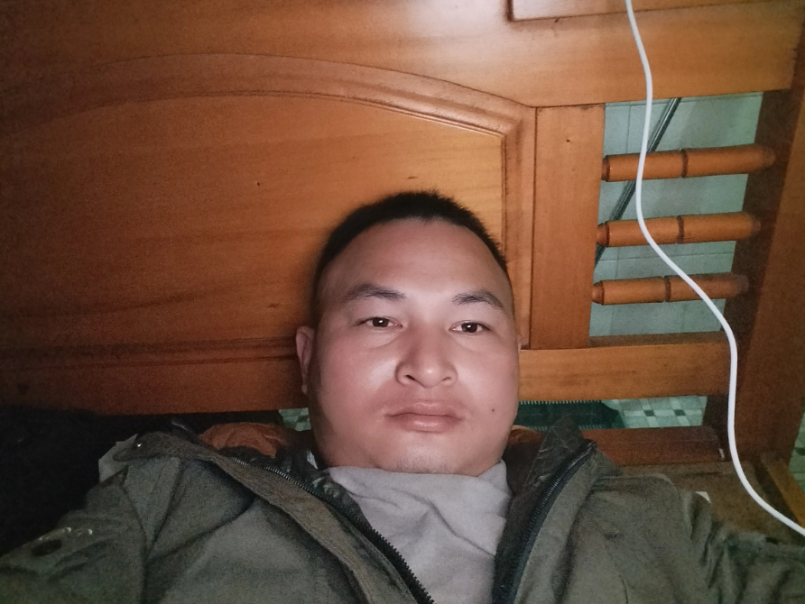 媒婆介绍了一个离异女给我，她和前夫做生意负债50万，离婚时法院判她与丈夫共同偿还