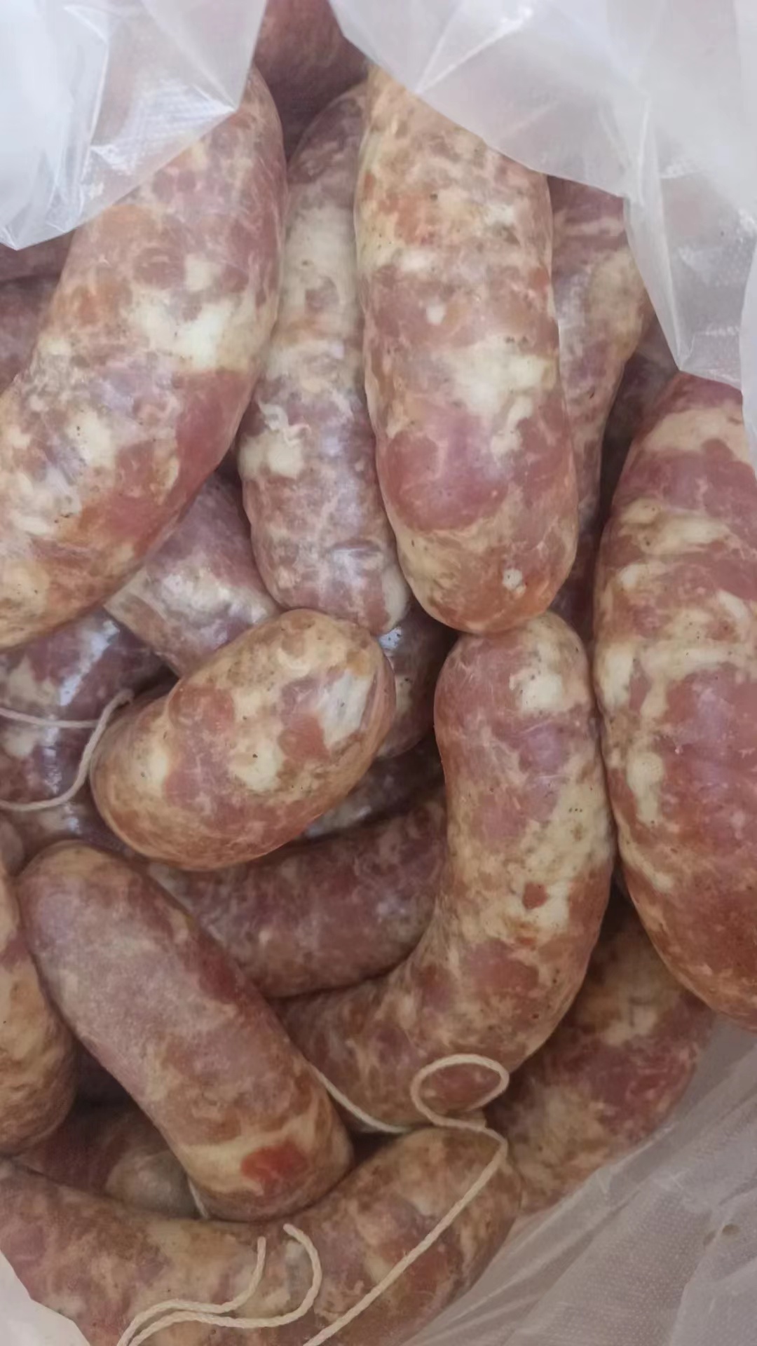 前几天去灌香肠，20斤肉，灌好了拿回来秤18斤，怎么还少了2斤？中间加了调料和肠