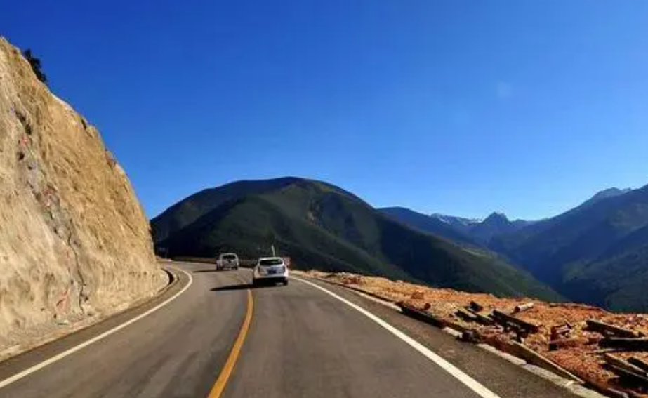 经过20年的自驾游历，我们总结出了以下10条旅行定律：

1. 为了省油和高速费