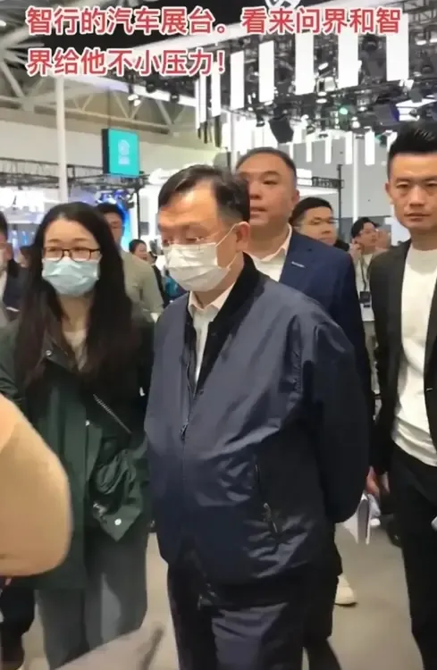 王传福的忧虑写满了脸？
王传福在广州国际车展上参观了问界M7、智界S7后，一脸的