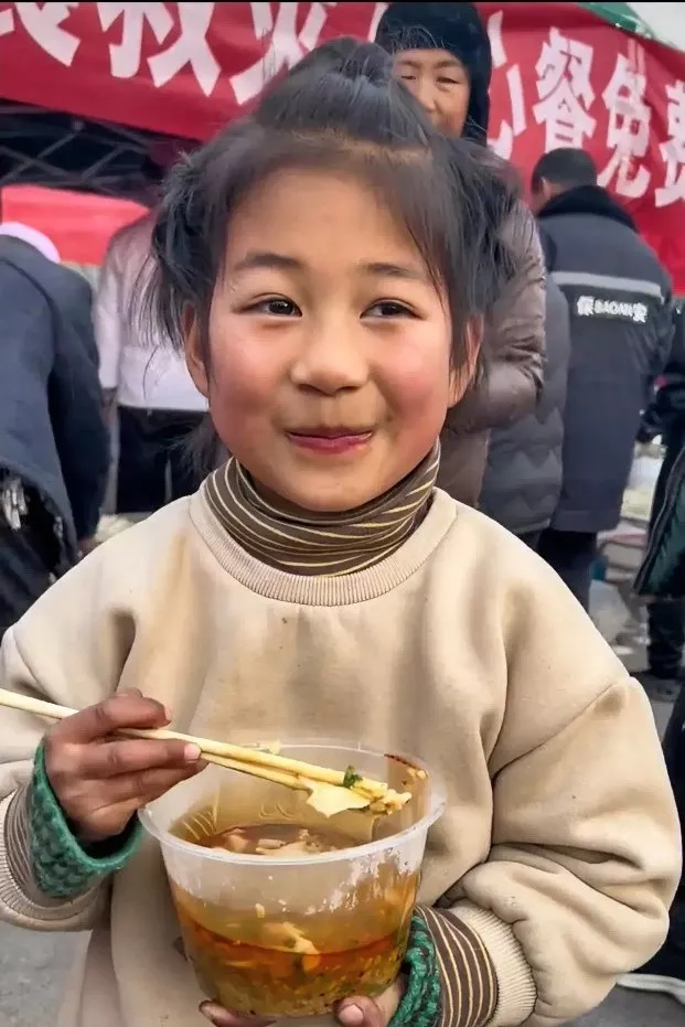 小女孩火了！这是甘肃积石山地震灾区，小女孩排长队终于领到免费的一碗揪面片，立即大
