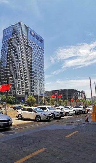 不知道哪个公司率先发明的：
工资=基本工资+绩效；
现在这个绩效，已经被各个公司