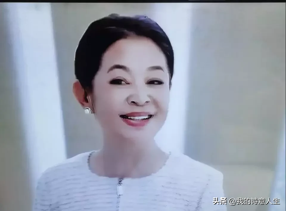 人老珠黄不甘心，
大做广告想捞金。
高声叫卖羊奶粉，
真是越看越烦人。
好像钱财