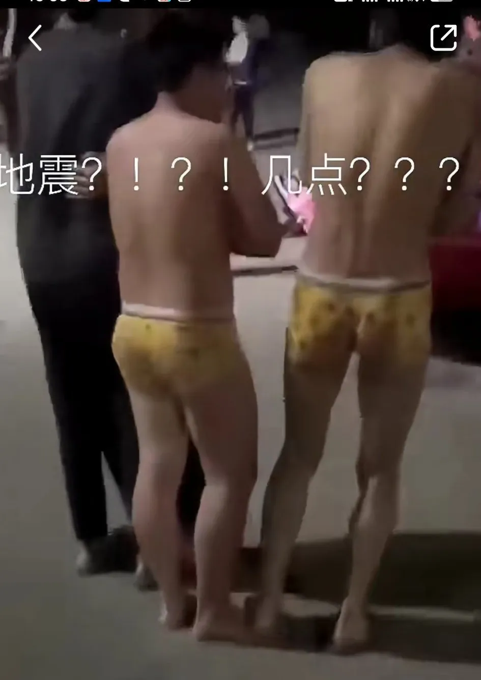 顺手拿件外套也来不及么？并且冬天就算不冷穿着秋衣秋裤睡么？突发状况不保暖最起码能