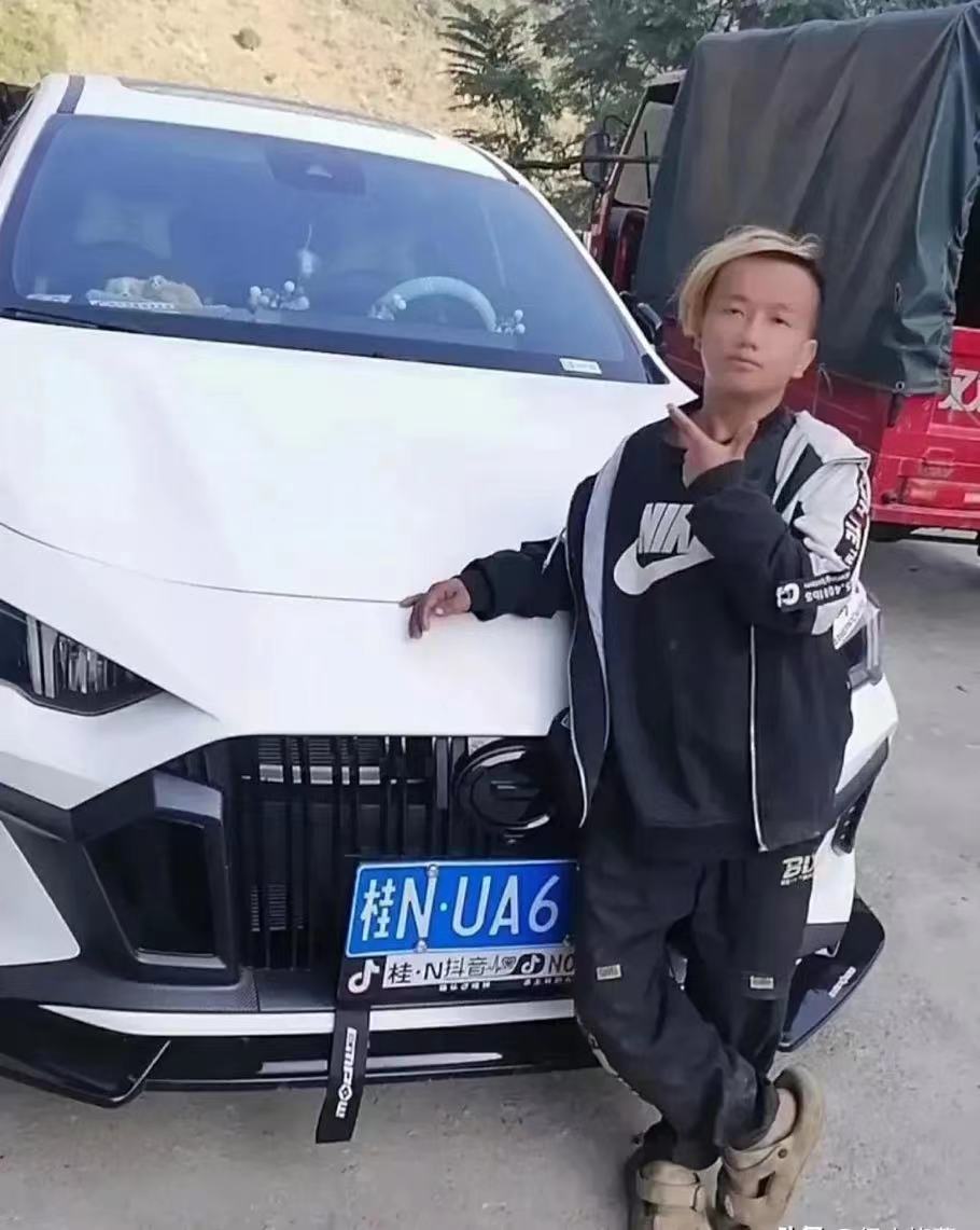 家乡情怀，奢华炫耀？广西钦州一位年轻人在外打工辛苦赚钱后，毅然回乡，购置一辆雪白