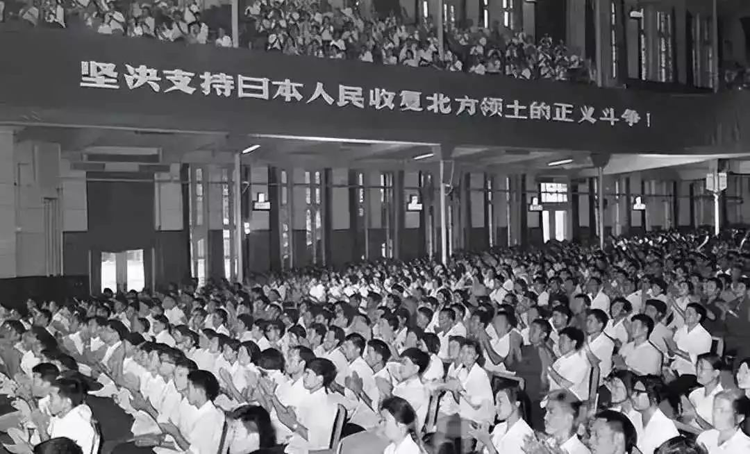 太假了，P上去的。横幅都不褶皱么