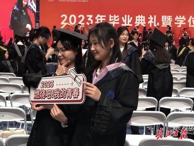 临别之际, 武汉商学院校长送给毕业生三个锦囊