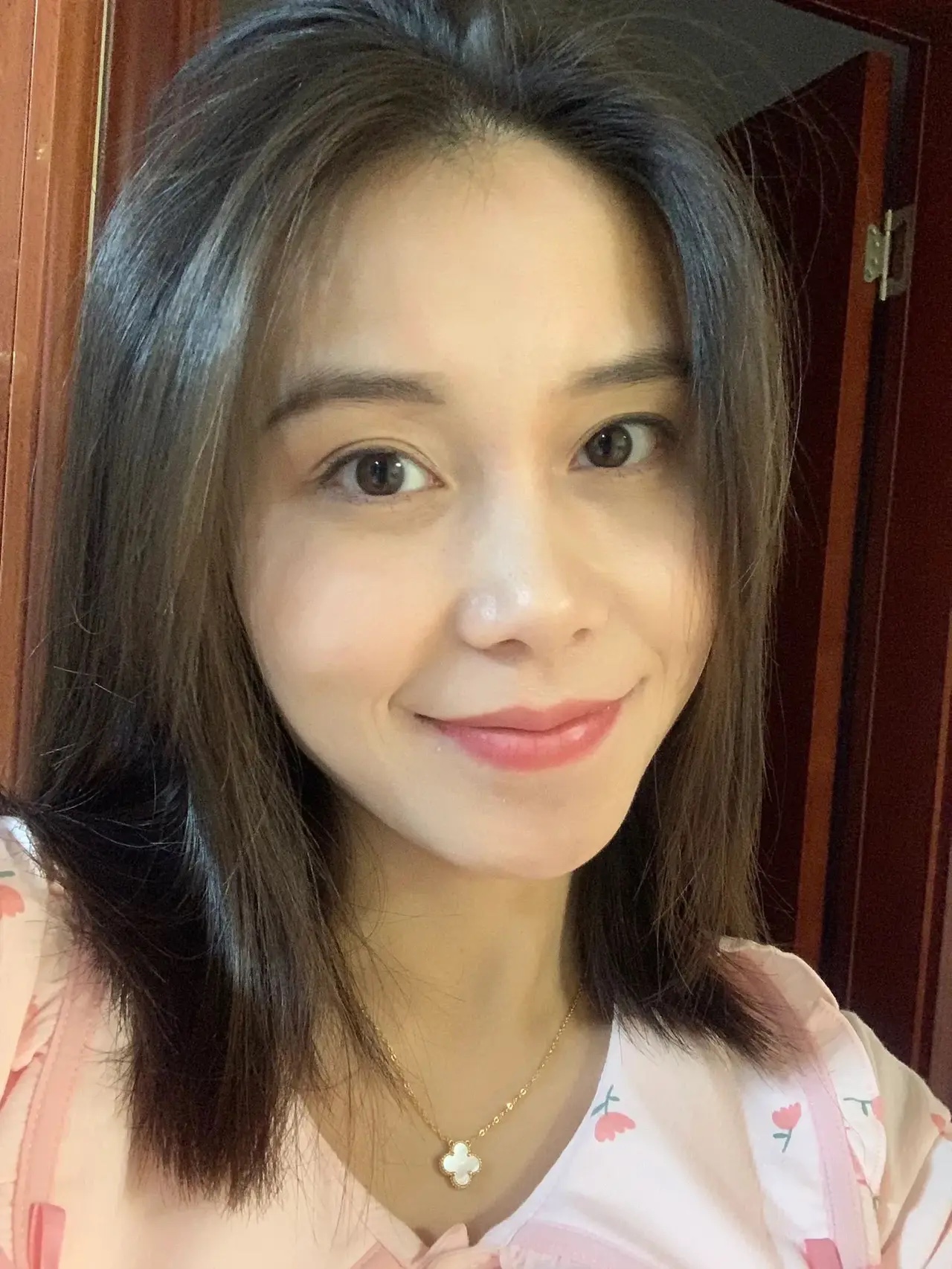 作为一个33岁未婚的大龄剩女，我有时会感到孤独和焦虑，尤其是在夜晚。为了度过这些