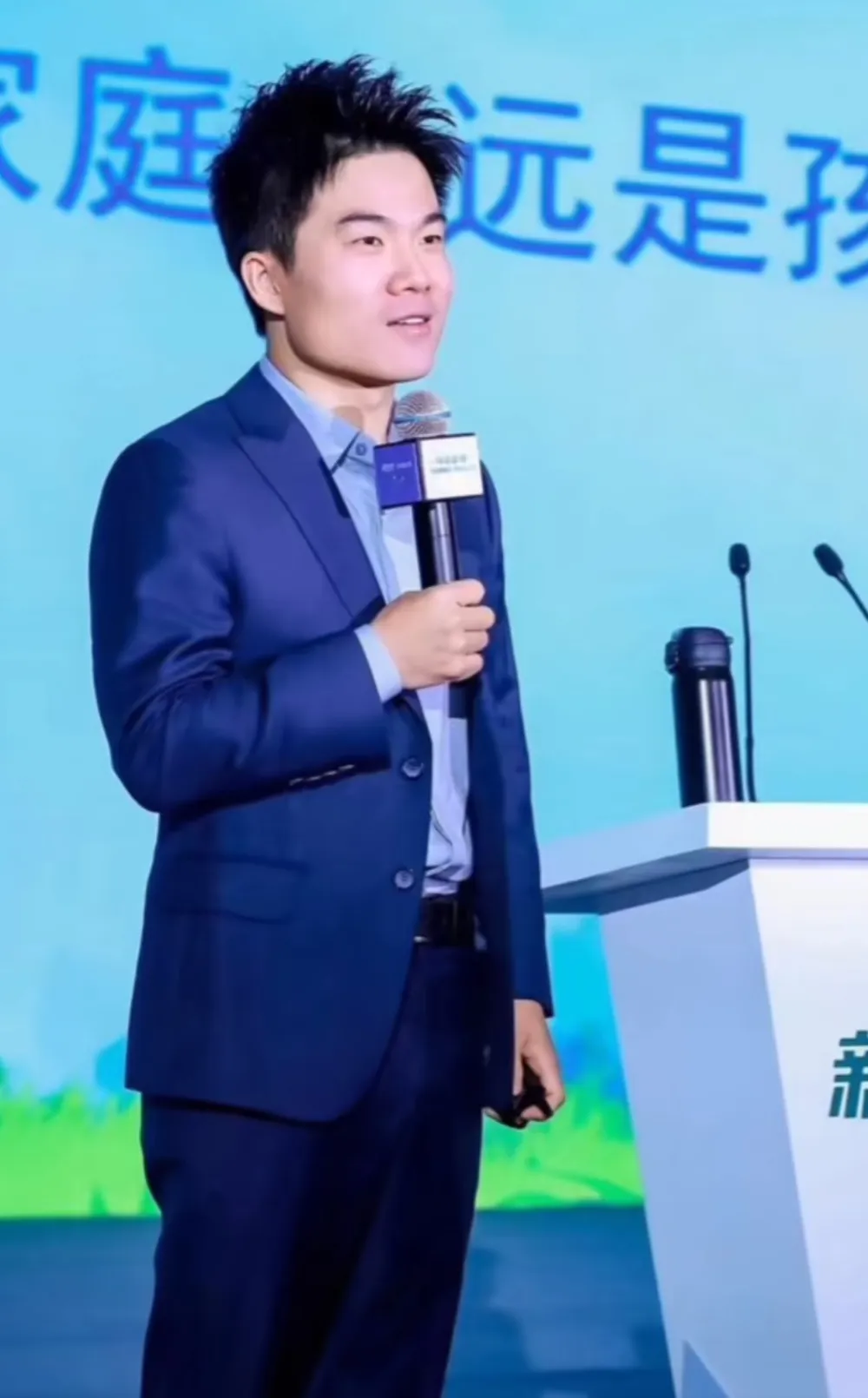 董宇辉果然是董宇辉！

三页纸，七十分钟，一声咳嗽都没有，下午两点的尴尬时刻，讲